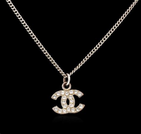 chanel logo diamond necklace